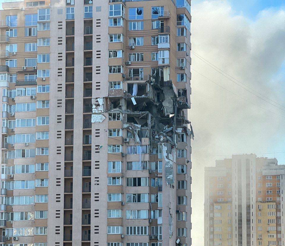 Πόλεμος στην Ουκρανία: Τρόμος στο Κίεβο – Ρωσικός πύραυλος χτύπησε πολυκατοικία