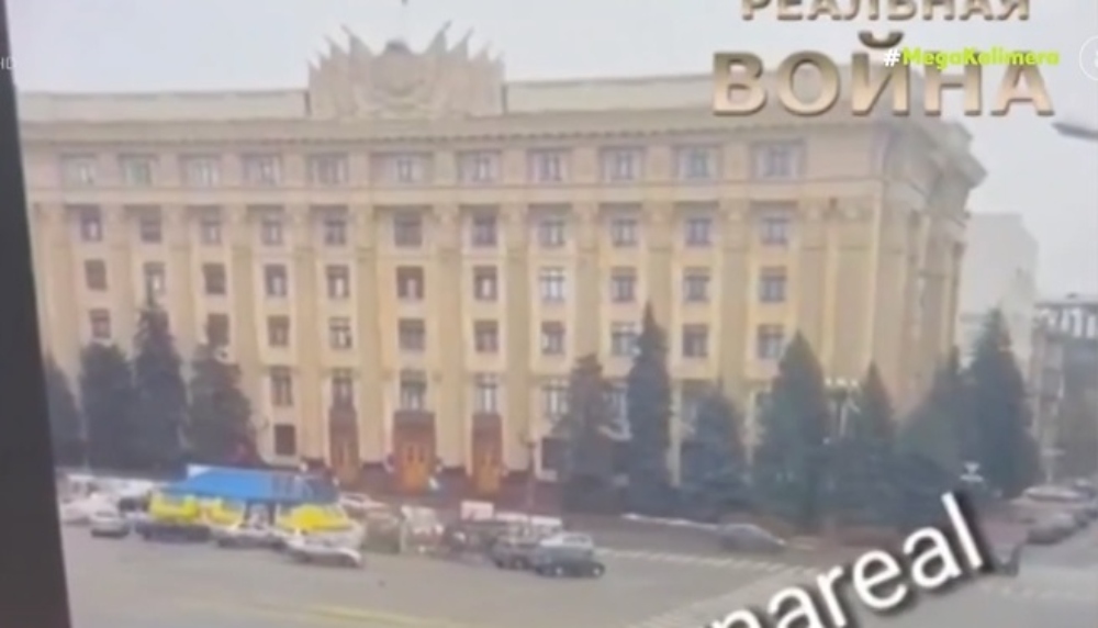 Εισβολή στην Ουκρανία: Οβίδα ανατινάζει κυβερνητικό κτίριο στο Χάρκοβο