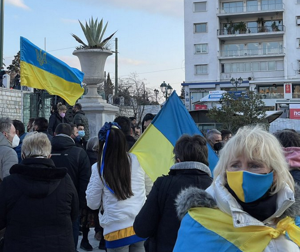#StandWithUkraine: «Βούλιαξε» από διαδηλωτές το Σύνταγμα στην αντιπολεμική συγκέντρωση για την Ουκρανία