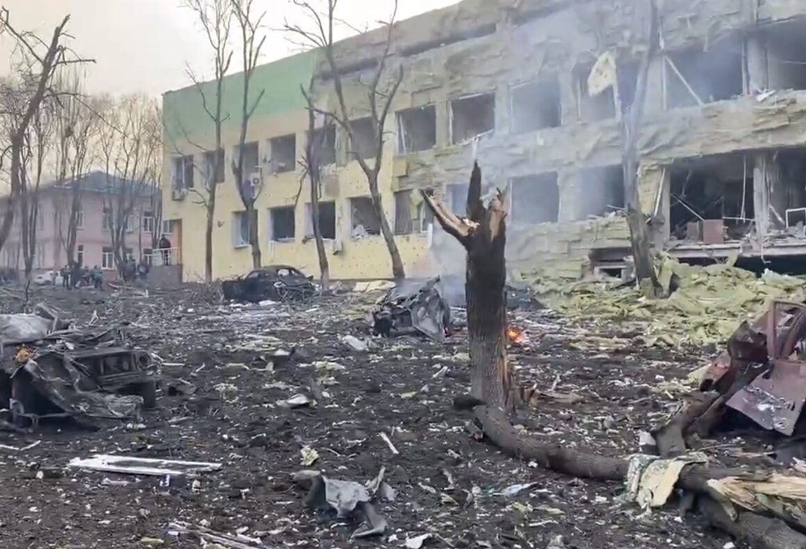 Πόλεμος στην Ουκρανία: Ρωσική αεροπορική επιδρομή έπληξε νοσοκομείο στη Μαριούπολη – Παιδιά βρίσκονται «κάτω από τα συντρίμμια»