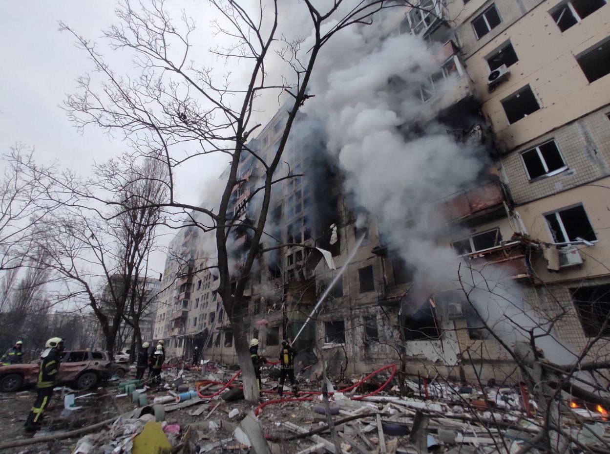 Πόλεμος στην Ουκρανία: Ρώσοι βομβάρδισαν πολυκατοικία σε προάστιο του Κιέβου – Δύο νεκροί και 7 τραυματίες