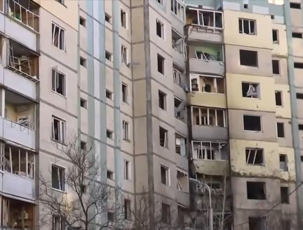 Εισβολή στην Ουκρανία: Θραύσμα πυραύλου έπεσε σε 10όροφη πολυκατοικία