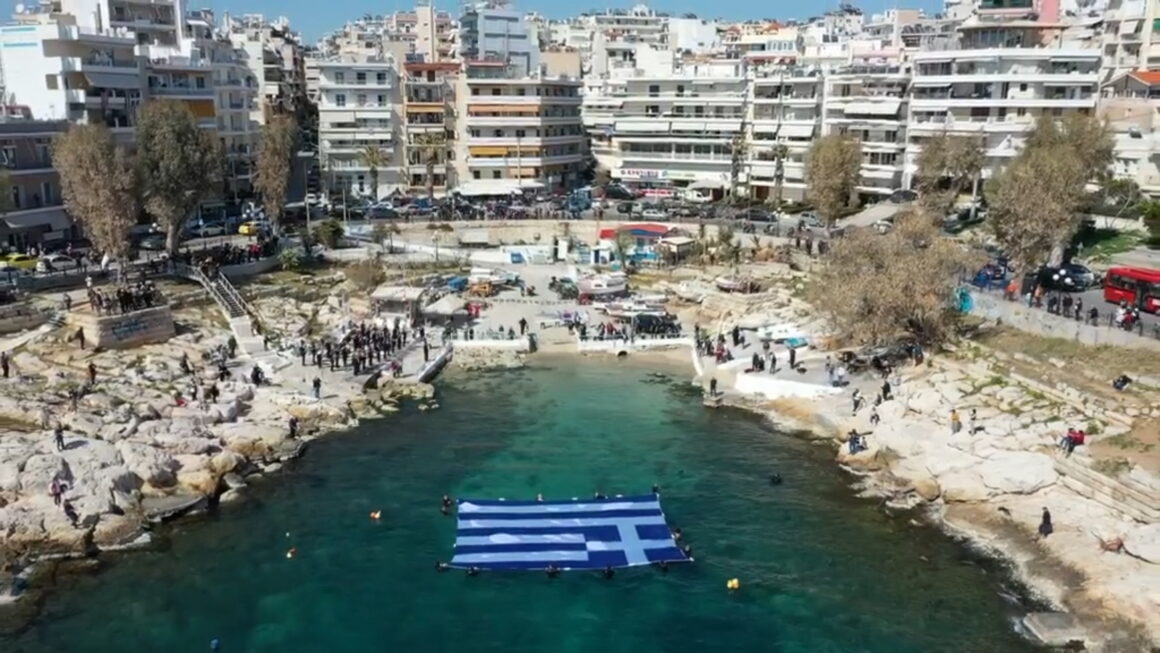 25η Μαρτίου – Πειραϊκή: Το εντυπωσιακό θέαμα της τεράστιας ελληνικής σημαίας στο νερό