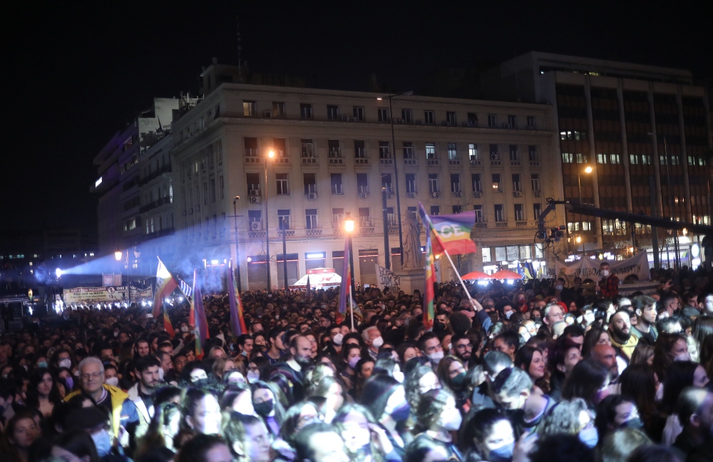 Συναυλία ειρήνης στα Προπύλαια –  «Πλημμύρισε» το κέντρο της Αθήνας