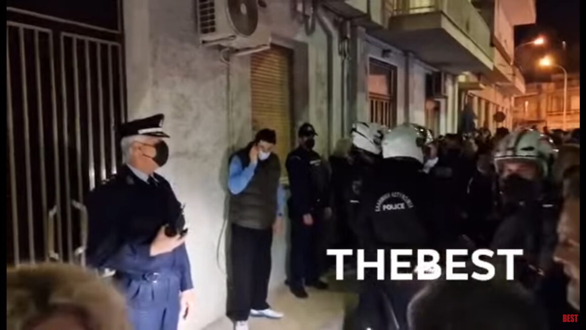 Πάτρα: Αστυνομική δύναμη έξω από το σπίτι της Ρούλας Πισπιρίγκου – «Να μπούμε», «Κρεμάστε την» φωνάζει ο συγκεντρωμένος κόσμος