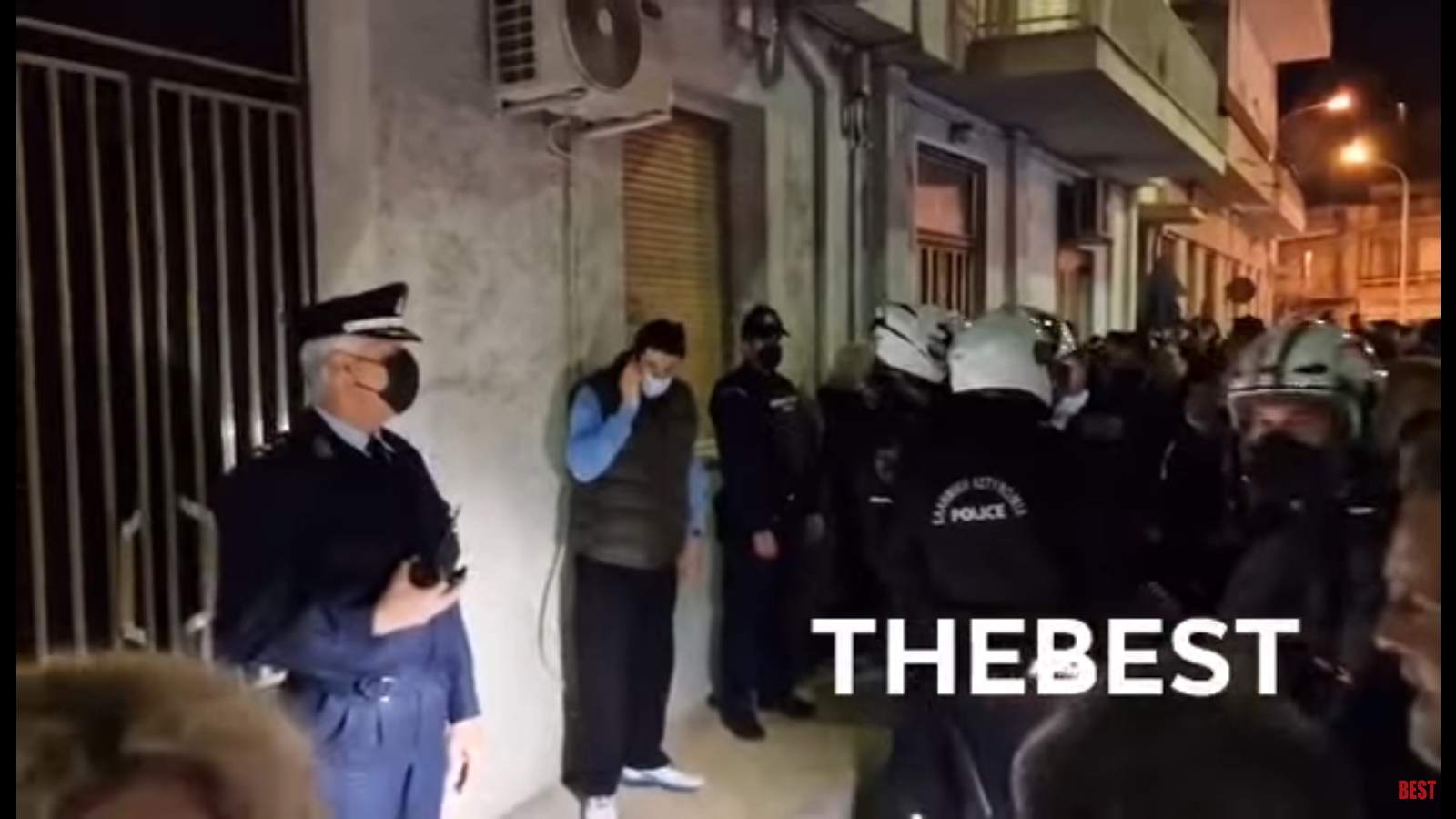 Πάτρα: Αστυνομική δύναμη έξω από το σπίτι της Ρούλας Πισπιρίγκου – «Να μπούμε», «Κρεμάστε την» φωνάζει ο συγκεντρωμένος κόσμος