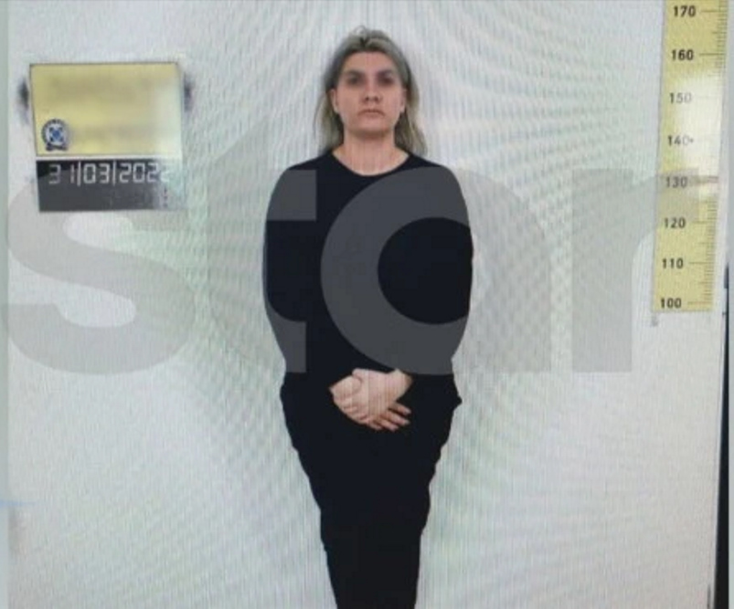 Δημήτρης Σούρας: «Βάλτε δίπλα στη φωτογραφία της Ρούλας από τη σύλληψη αυτή του Μπάμπη από το δικαστήριο να δείτε πόσο μοιάζουν οι εκφράσεις»
