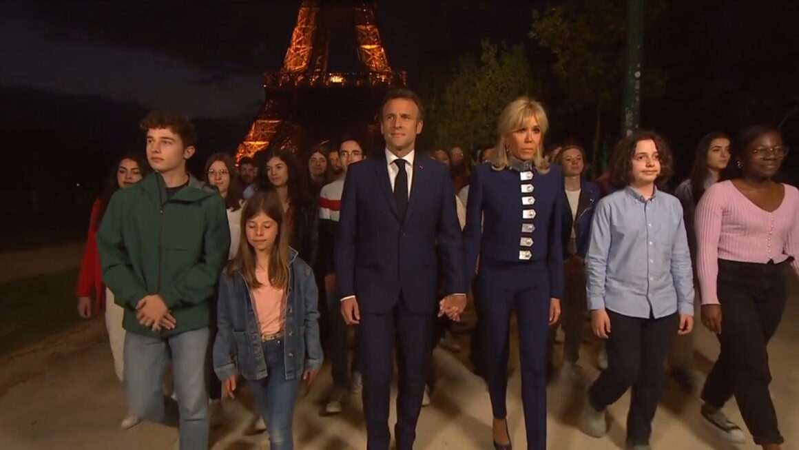 Εμμανουέλ και Μπριζίτ Μακρόν: Το viral βίντεο που περπατούν μαζί μετά τη νίκη του, με φόντο τον Πύργο του Άιφελ, υπό τους ήχους… Μπετόβεν!