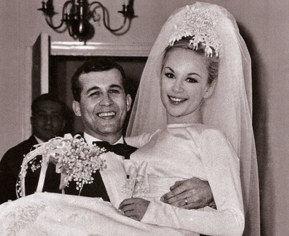 Αλίκη Βουγιουκλάκη: Η αδημοσίευτη φωτογραφία αγκαλιά με τον Δημήτρη Παπαμιχαήλ στη δεξίωση του γάμου τους πριν από 57 χρόνια