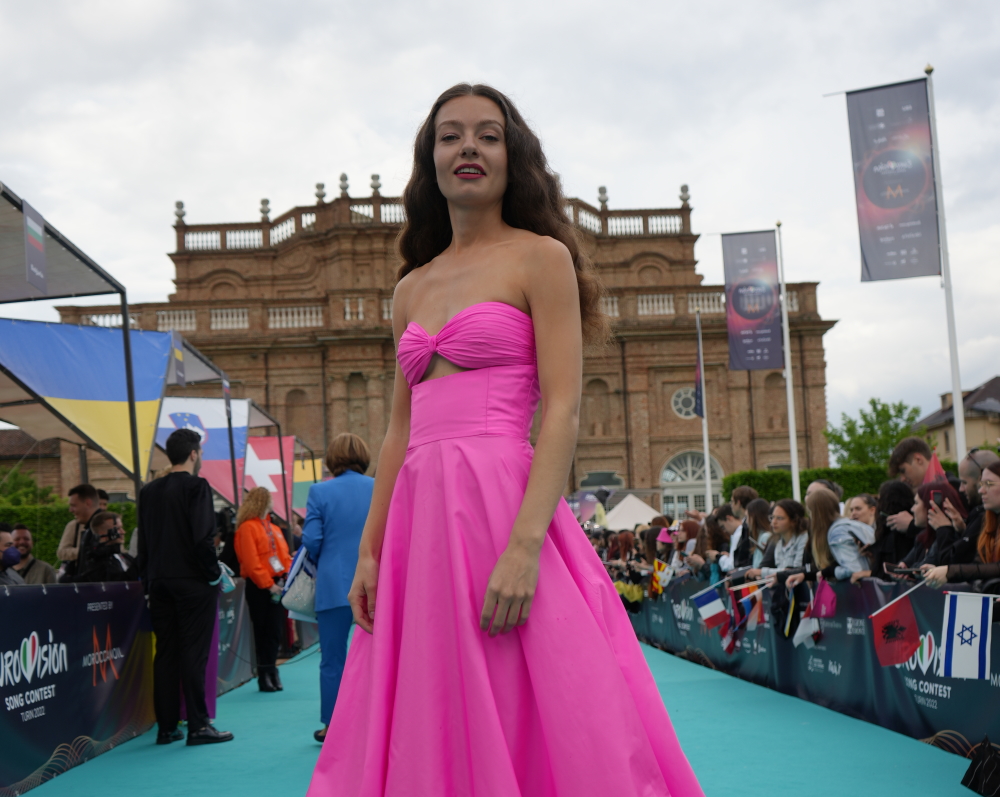 Αμάντα Γεωργιάδη: Με εντυπωσιακή, ροζ τουαλέτα της Σίλιας Κριθαριώτη στο τιρκουάζ χαλί της Eurovision και υπό βροχή