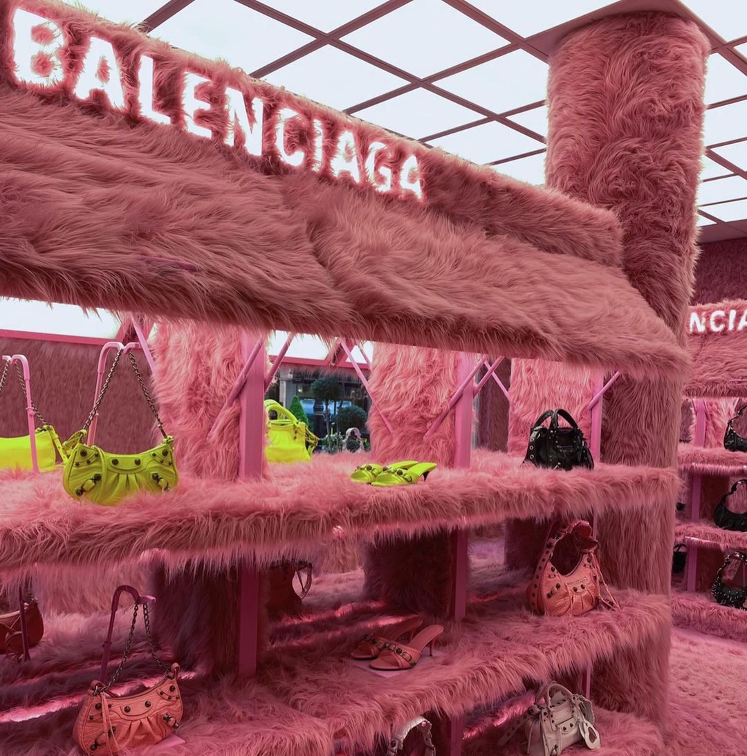 Πόση ροζ faux γούνα χωράει σε ένα κατάστημα; Ο οίκος Balenciaga το τερμάτισε!