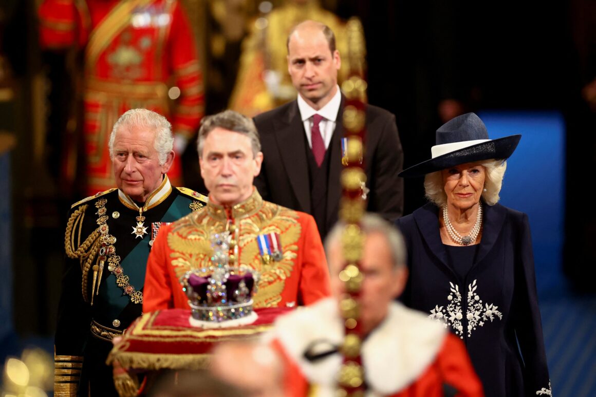 Ιστορικές στιγμές στη Μ. Βρετανία: Πρόβα διαδοχής για τον Κάρολο, απούσα για πρώτη φορά η Βασίλισσα από την έναρξη των εργασιών του κοινοβουλίου