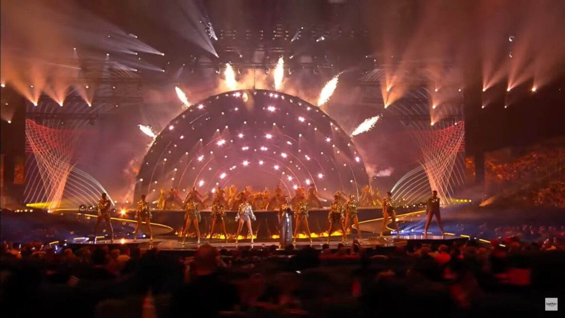 Eurovision 2022 – Α’ Ημιτελικός: Με drone, έναν ήλιο και τον Γιώργο Καπουτζίδη να περνά δύσκολα από τους ανιχνευτές μετάλλων η έναρξη!