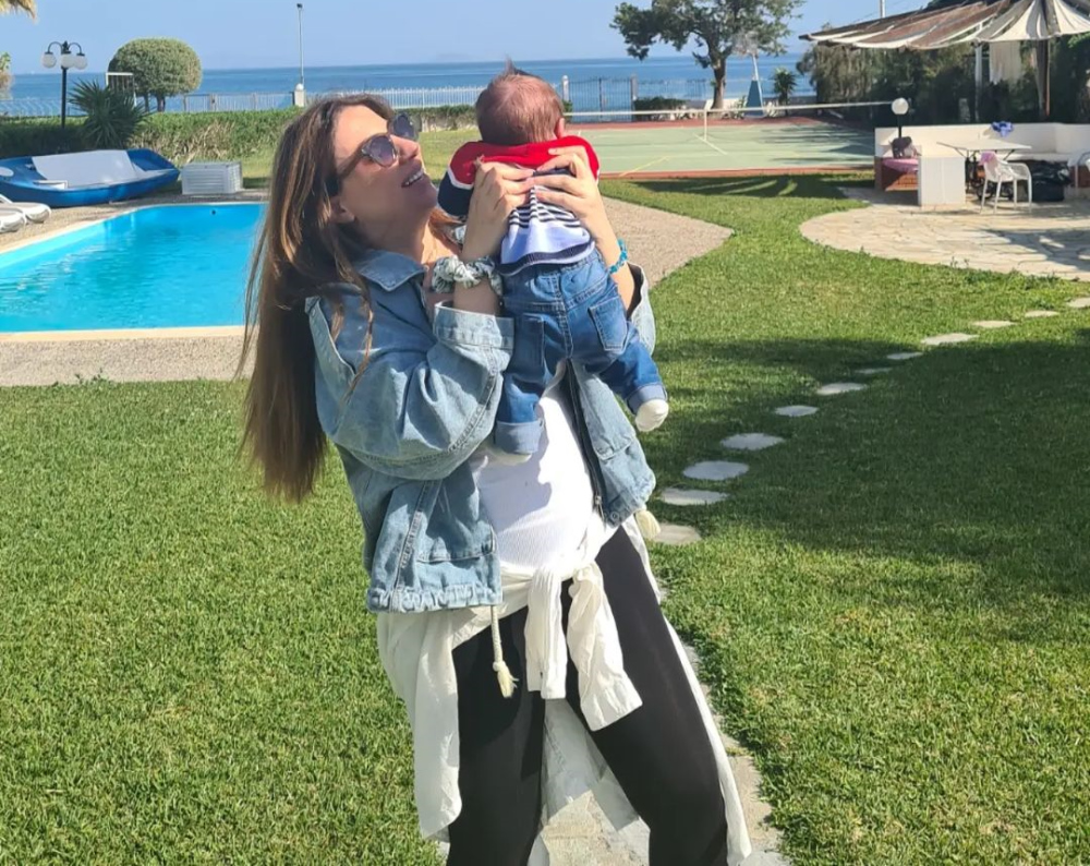 Μελίνα Μακρή: Είναι «μάχιμη μαμά» και μοιράζεται την εμπειρία της με τη μητρότητα