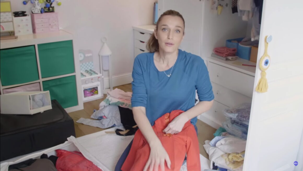Κάτια Ζυγούλη: Μας δείχνει πώς κάνει ξεκαθάρισμα στις παιδικές ντουλάπες και αποκαλύπτει ποιο δικό της παιδικό ρούχο φόρεσαν οι κόρες της