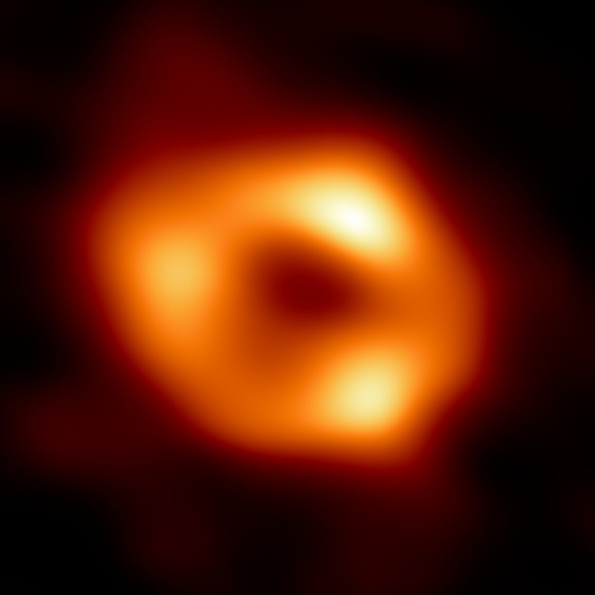 Η Αστρονομία γράφει Ιστορία: Η πρώτη φωτογραφία της μαύρης τρύπας του Γαλαξία μας που είχε προβλέψει ο Αϊνστάιν