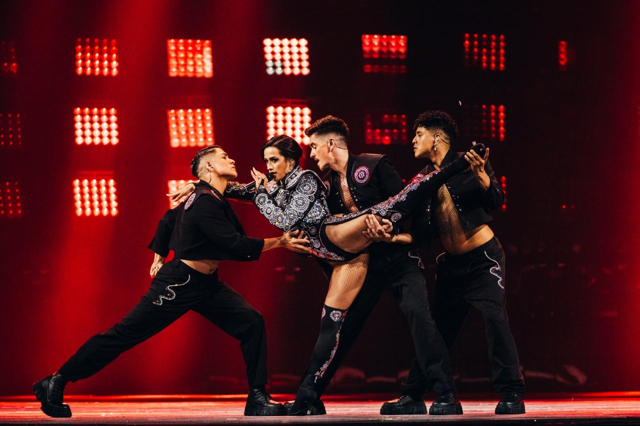Eurovision – Chanel: Έβαλε φωτιά στο στάδιο με το… ανύπαρκτο κορμάκι ταυρομάχου και τα ανοίγματά της