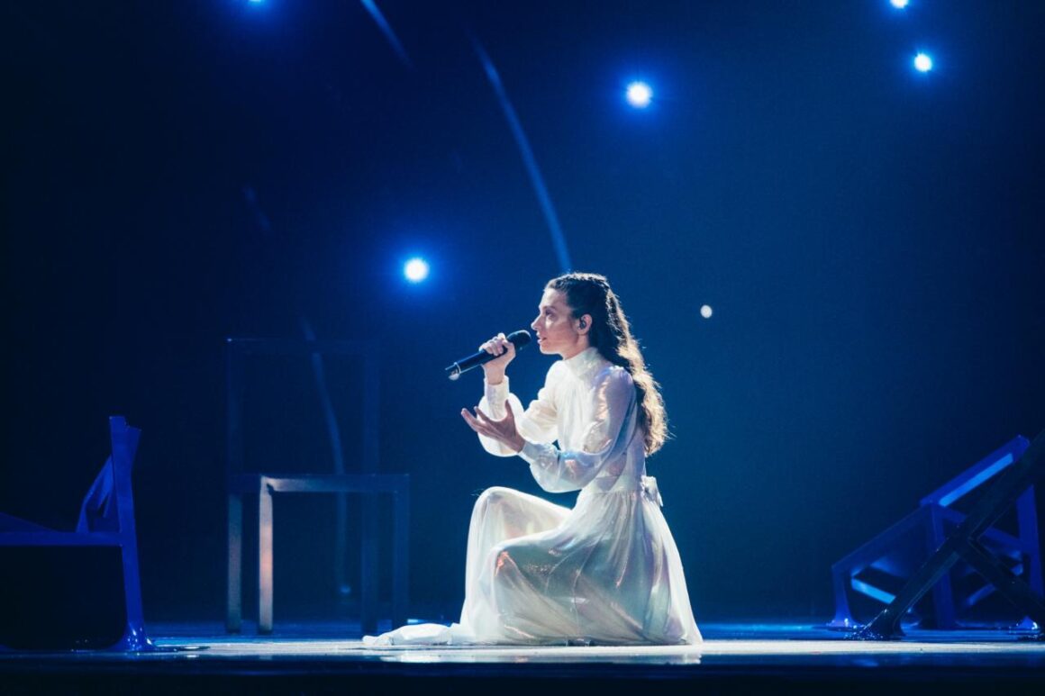 Eurovision: Το ξωτικό του διαγωνισμού η Αμάντα Γεωργιάδη – Δείτε την εμφάνισή της στον τελικό