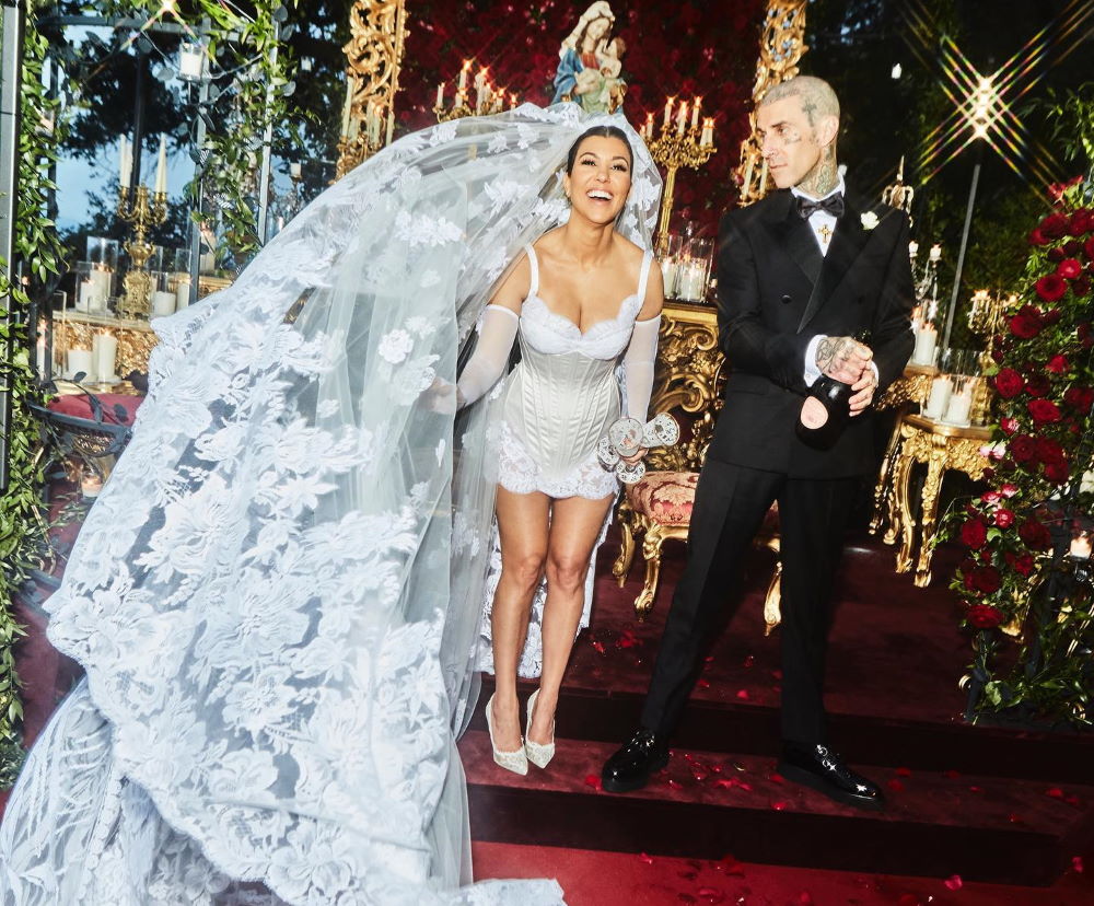 Kourtney Kardashian – Travis Barker: Το άλμπουμ του θρησκευτικού τους γάμου σε παραμυθένιο κάστρο στην Ιταλία