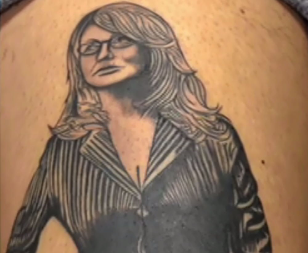 «Η Αγγελική Νικολούλη είναι μία τηλεοπτική ηρωίδα για εμένα» λέει ο άνθρωπος που τη «χτύπησε» τατουάζ στο σώμα του