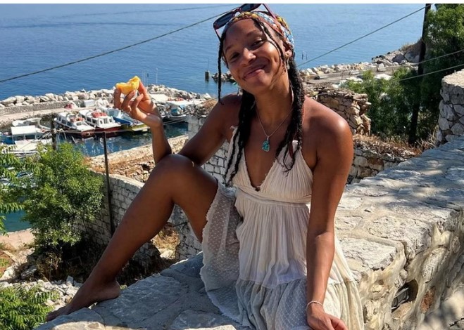 Έλβις Πρίσλεϊ: Η εγγονή του ποζάρει με κόκκινο μπικίνι στα ελληνικά νησιά