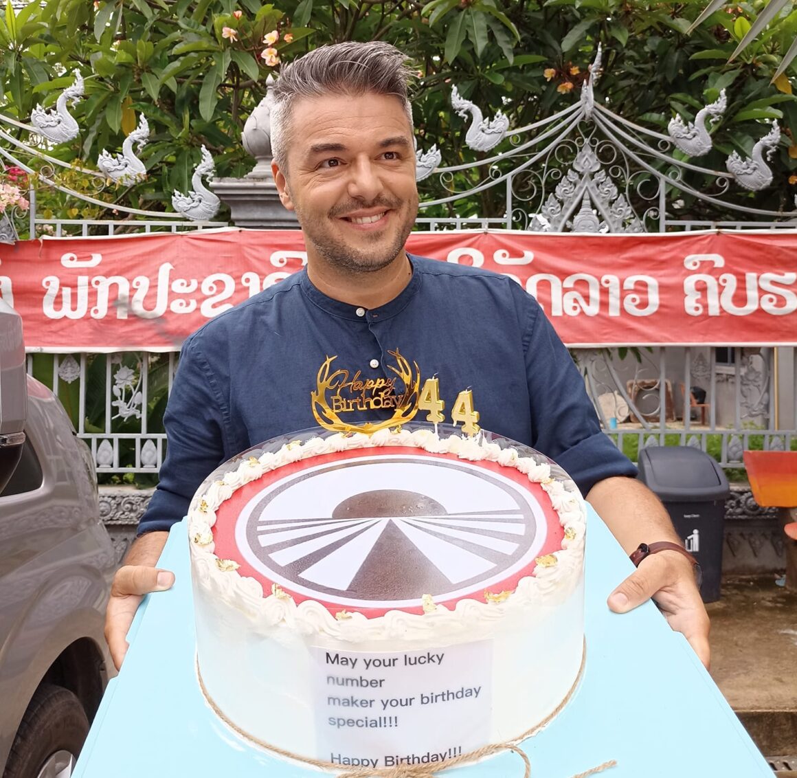 Πέτρος Πολυχρονίδης: Γενέθλια στο μακρινό Λάος – Η έκπληξη που του ετοίμασε η παραγωγή με 100 παιδάκια από ένα νηπιαγωγείο