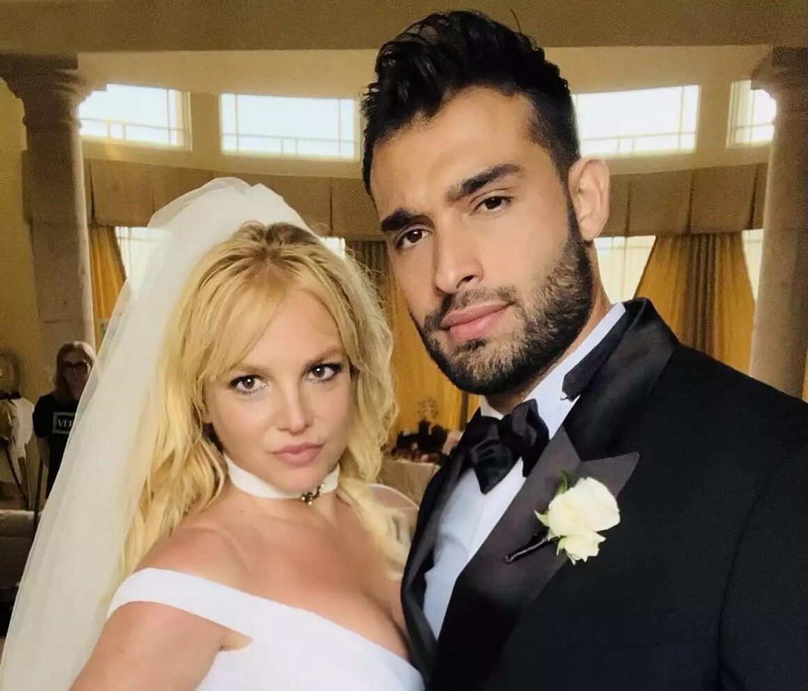 Britney Spears: Ο σέξι χορός της με τον Sam Asghari φορώντας μόνο ένα σακάκι και ένα… διαμαντένιο εσώρουχο!
