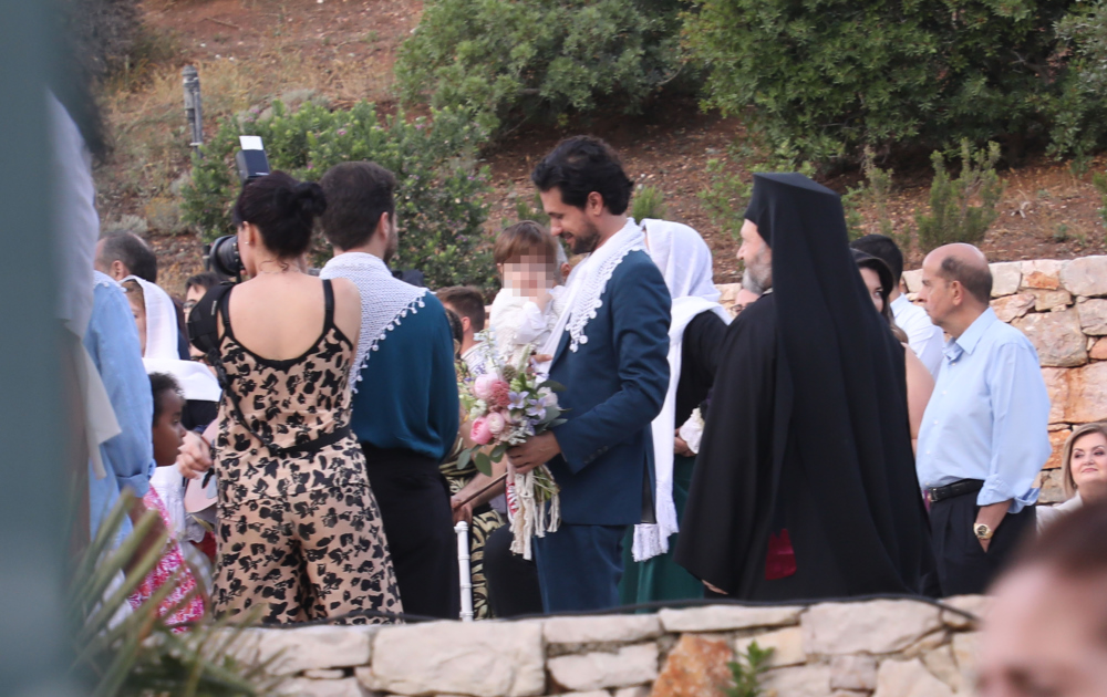 Ορφέας Αυγουστίδης – Γεωργία Κρασσά: Με λύρα, λαούτο και κρητικούς χορούς ο γάμος τους – Φωτογραφίες