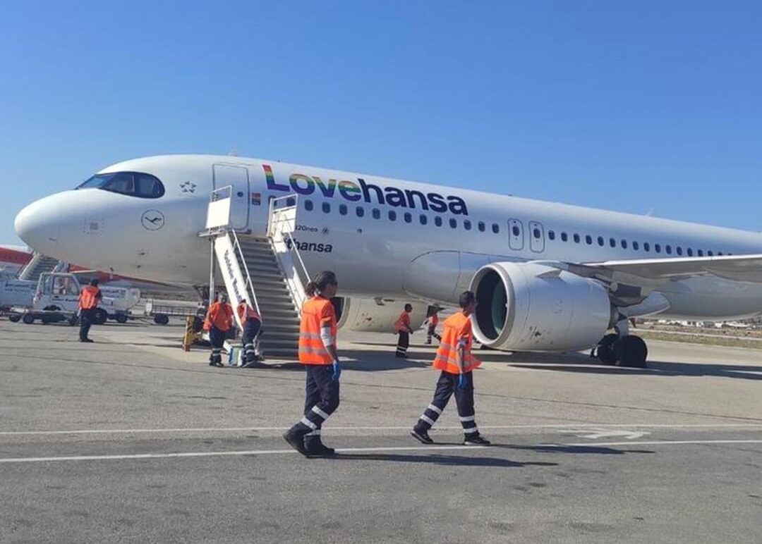 Μύκονος: Αεροσκάφος της Lufthansa προσγειώθηκε με τα χρώματα του Pride