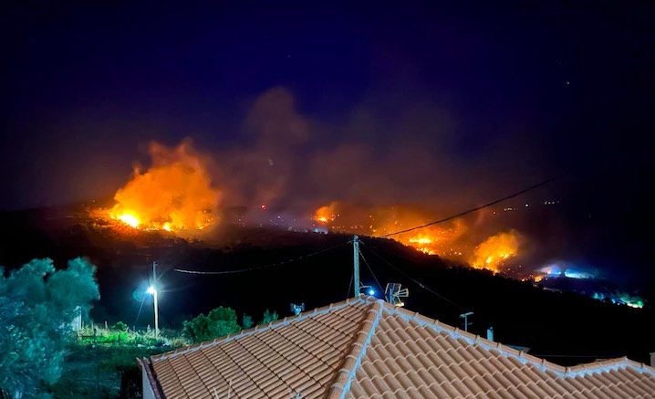 Ανεξέλεγκτη η φωτιά στην Εύβοια – Ολονύκτια μάχη στην περιοχή – Εκκενώθηκε το χωριό Κρεμαστός