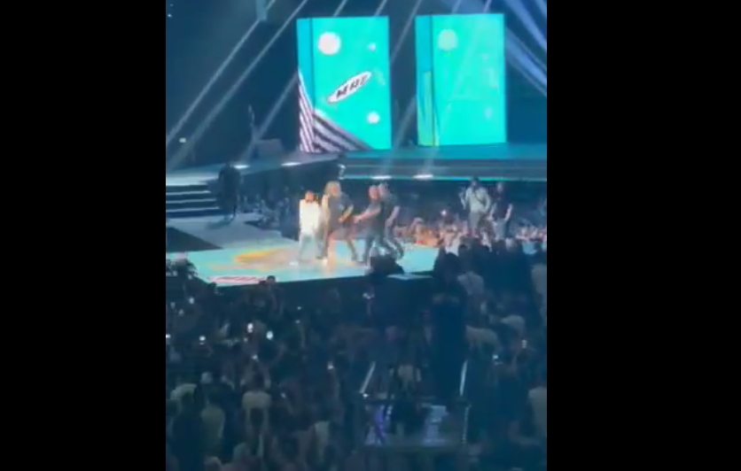 MAD VMA: Η στιγμή που τράπερς πιάστηκαν στα χέρια την ώρα που η Ιωάννα Παλιοσπύρου ετοιμαζόταν να δώσει βραβείο στην Έλενα Παπαρίζου