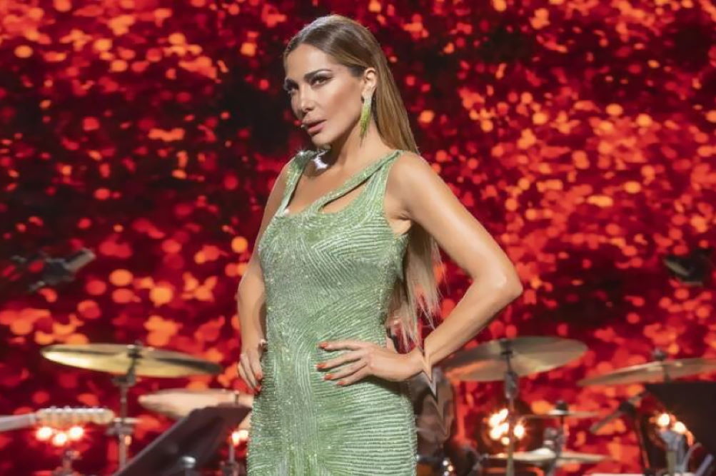 Δέσποινα Βανδή: Εκθαμβωτική στο Chart Show του Σαββάτου – Ποια Κύπρια σχεδιάστρια υπογράφει το φόρεμα που επέλεξε;