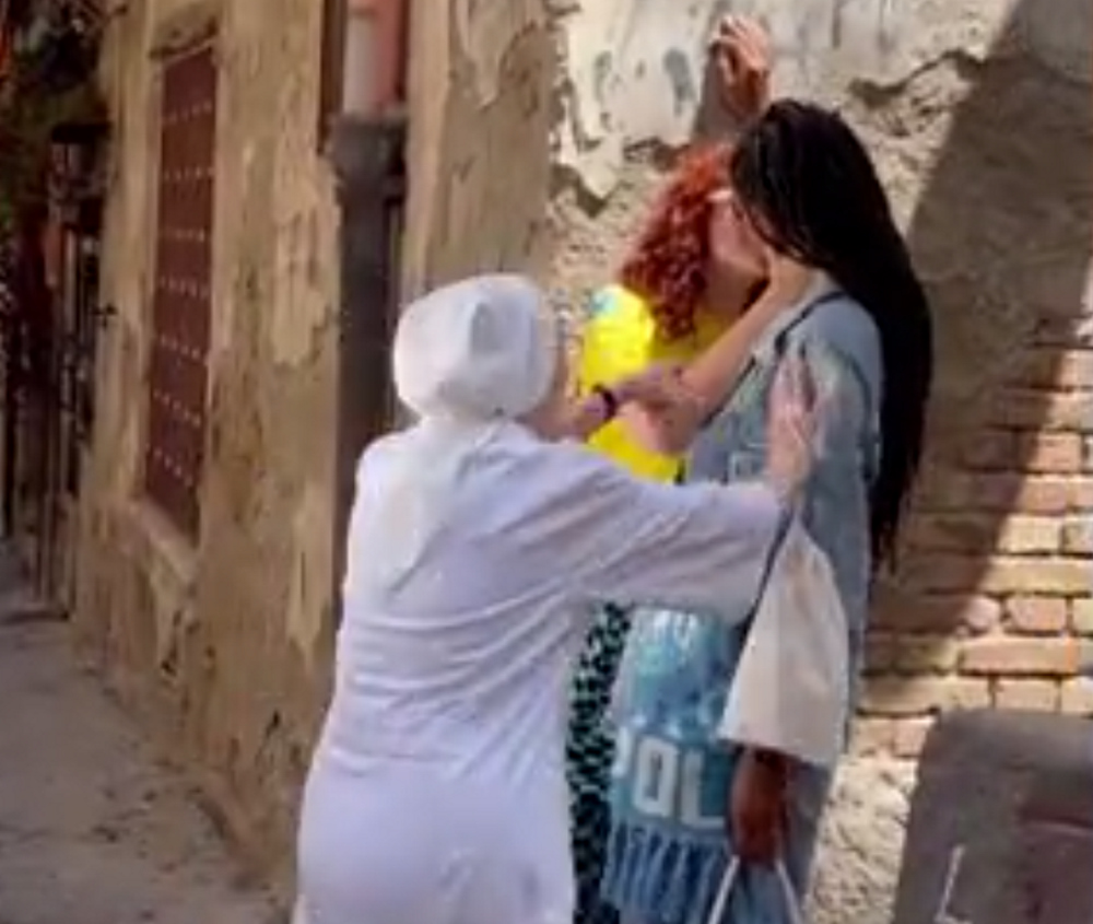 Νάπολη: Καλόγρια παθαίνει σοκ με γυναίκες – μοντέλα που φιλιούνται στο στόμα, τις χωρίζει και αρχίζει τα σταυροκοπήματα! (Βίντεο)