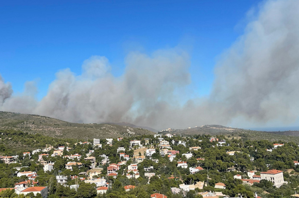 Φωτιά στην Πεντέλη: Εκκενώνεται το Ντράφι – Στα 500 μέτρα από τα σπίτια οι φλόγες