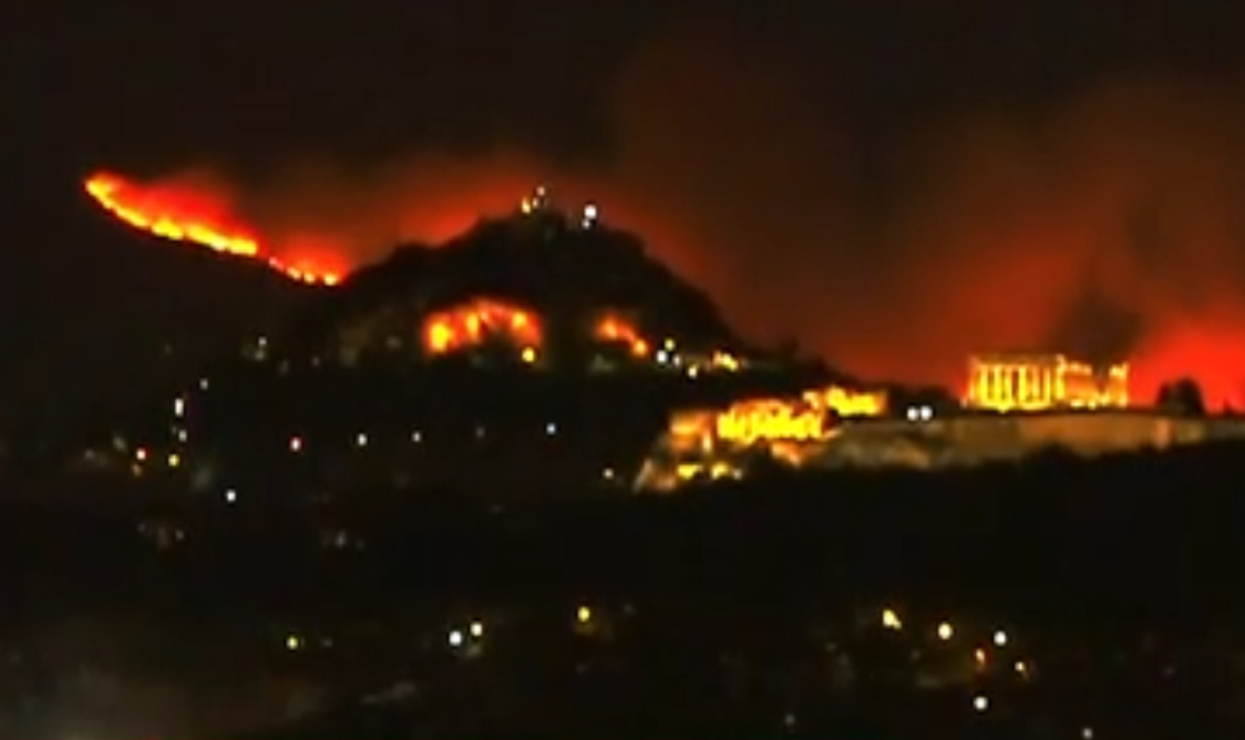 Πυρκαγιά στην Πεντέλη: Συγκλονίζουν οι απόκοσμες εικόνες με την πύρινη «κόλαση» πίσω από την Ακρόπολη