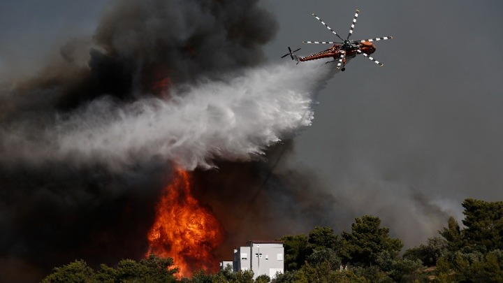 Πυρκαγιά στην Πεντέλη: Σε Διώνη και Δασαμάρι, έως και λεωφόρο Μαραθώνος τα ενεργά μέτωπα