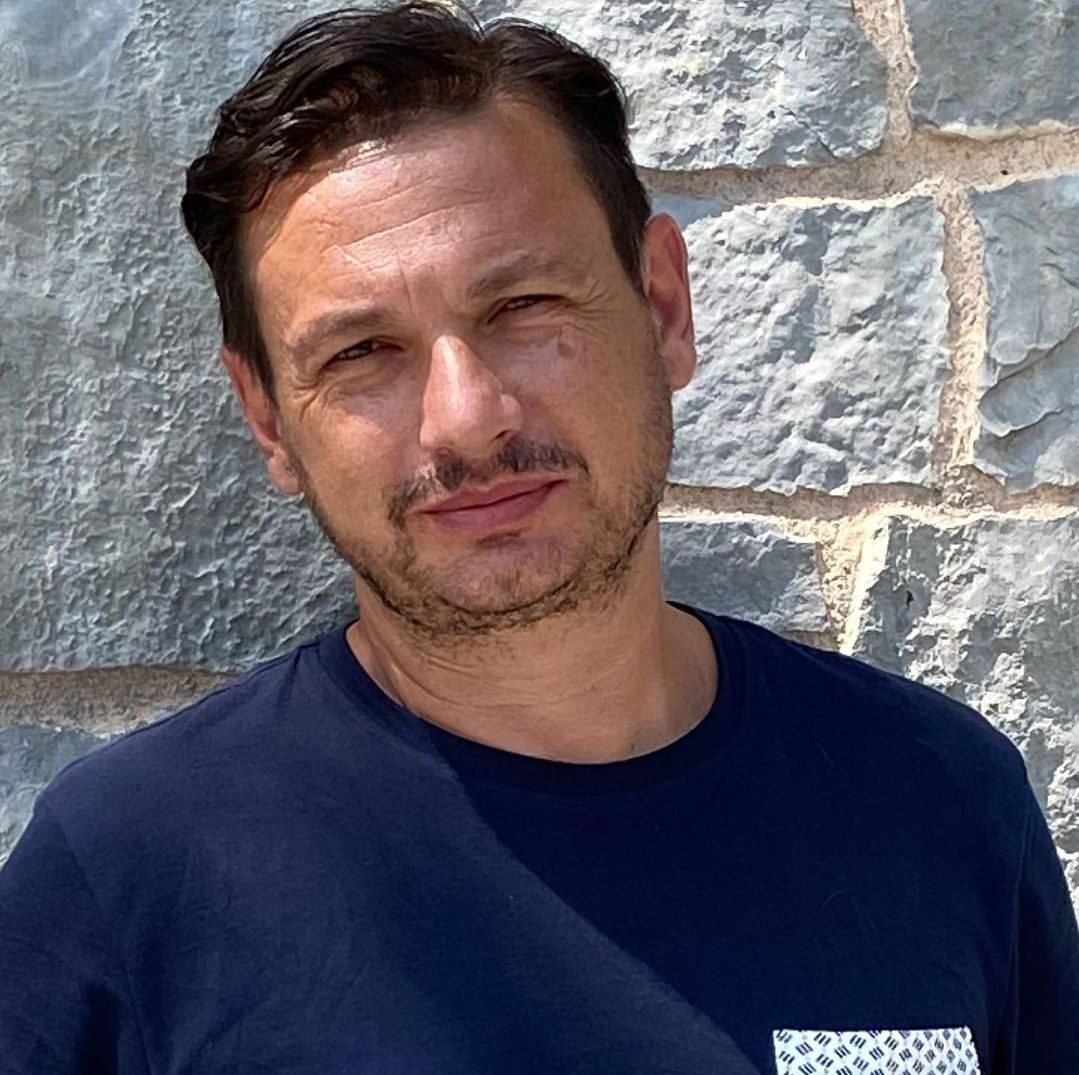 Σταύρος Νικολαΐδης: Εξομολογήθηκε τη σεξουαλική παρενόχληση που δέχτηκε από φίλο του πατέρα του – «Στα πρώτα αγγίγματα πάγωσα»