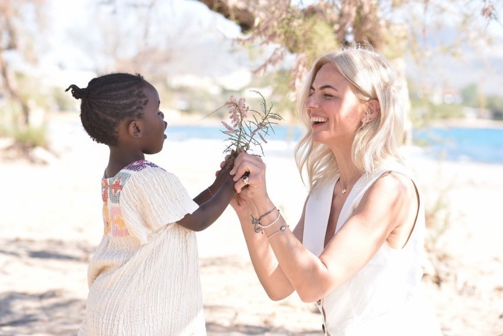 Χριστίνα Κοντοβά: Με Christmas mood στην… παραλία – Οι βουτιές της με τη μικρή Ada στη Ζανζιβάρη
