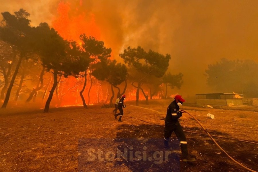 Λέσβος: Ανεξέλεγκτη η φωτιά στα Βατερά – Κάηκαν σπίτια, απεγκλωβίστηκαν 9 άτομα κι ένας πυροσβέστης τραυματίστηκε