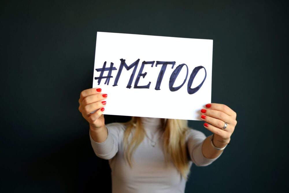Ελληνικό Δημόσιο: Άγνωστη λέξη το #Metoo – «Ανθεί» η σεξουαλική παρενόχληση σύμφωνα με έρευνα της ΑΔΕΔΥ