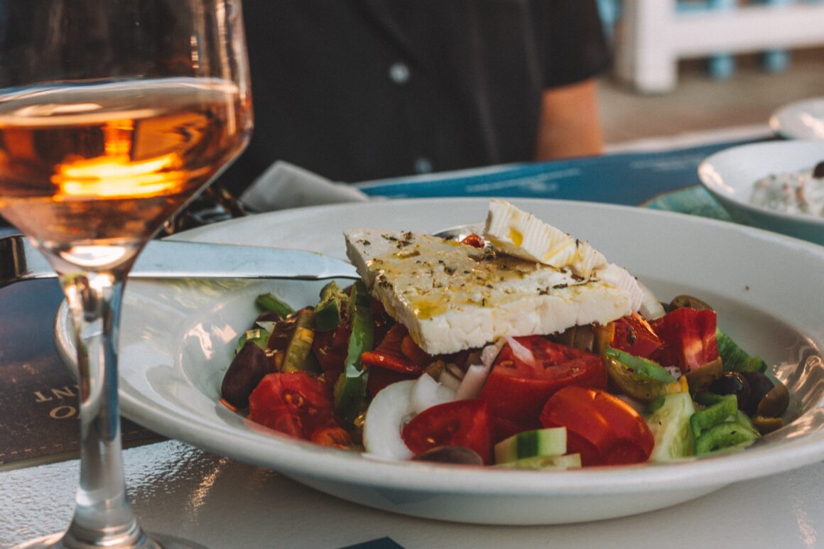 Χωριάτικη σαλάτα: Τιμές Μυκόνου και στη Νέα Ζηλανδία – Πόσο κοστίζει στην άλλη άκρη της Γης το δημοφιλές ελληνικό πιάτο;