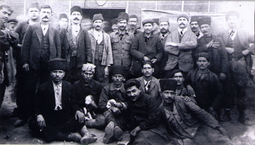 Ιστορικά ανεκτίμητη φωτογραφία ήρθε στο φως: Ο Ηλίας Βενέζης αιχμάλωτος κρατούμενος σε τάγματα εργασίας στη Σμύρνη