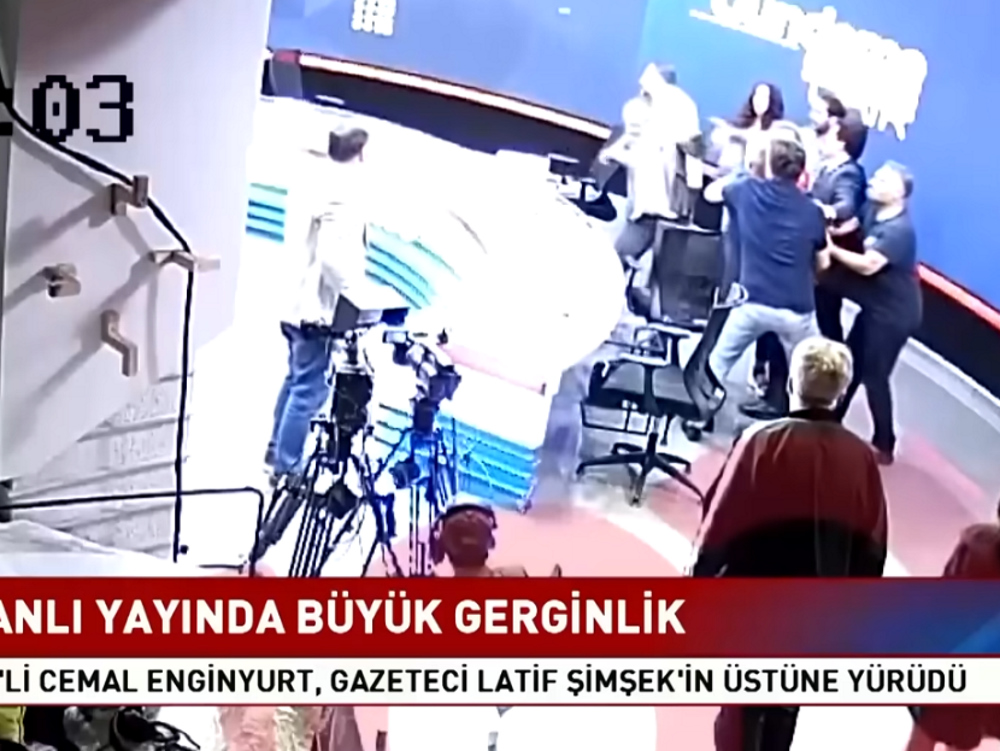 Τουρκία: Εκπομπή μετατράπησε σε ρινγκ – Εθνικιστής βουλευτής και ο σωματοφύλακάς του χτύπησαν άγρια δημοσιογράφο!