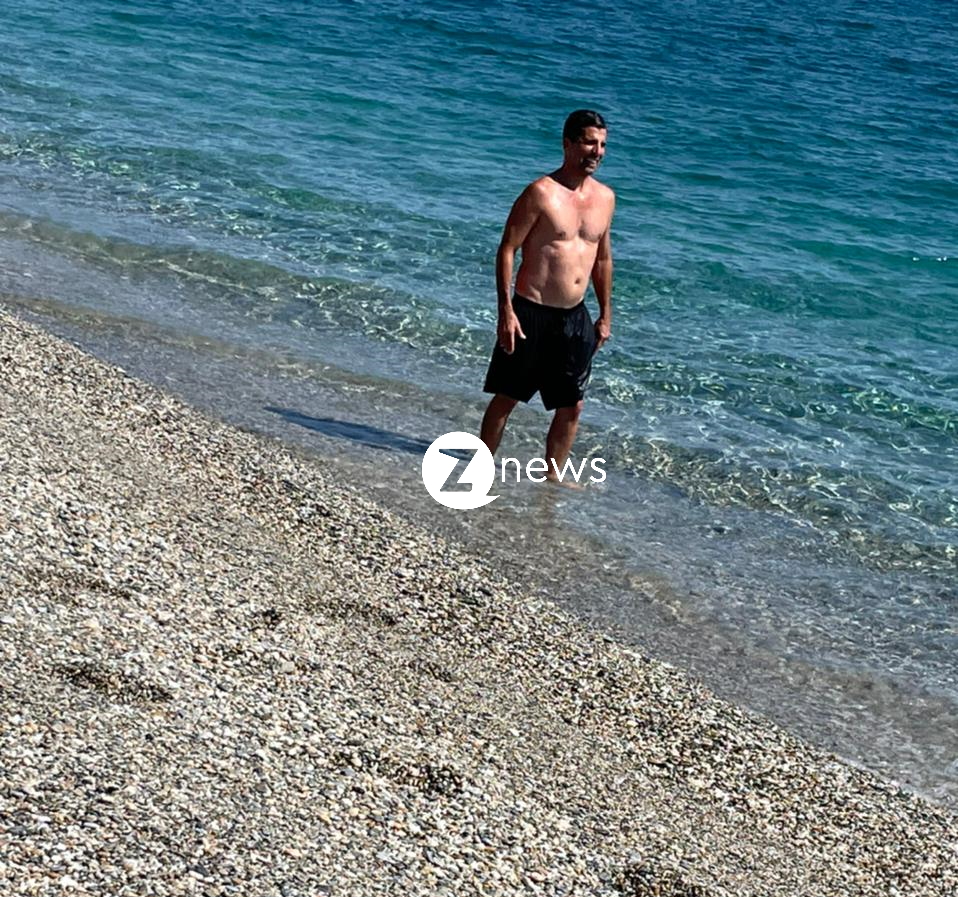 Θανάσης Βισκαδουράκης: Παιχνίδια στη θάλασσα με τον γιο του στην παραλία της Λάρισας – Αποκλειστικές φωτογραφίες