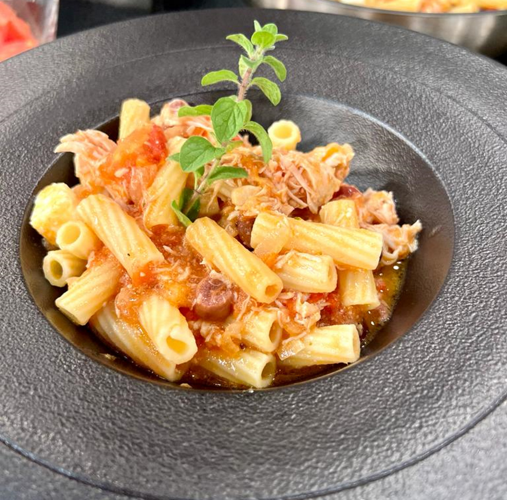 Ριγκατόνι με κοτόπουλο, φέτα και ελιές – Μεσογειακά αρώματα στο οικογενειακό τραπέζι