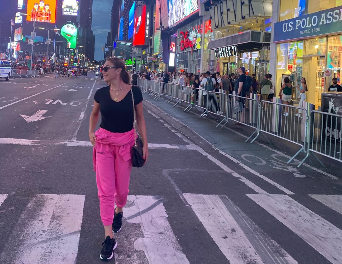 Τατιάνα Στεφανίδου: Ποζάρει στην Times Square με τα ρούχα της κόρης της – Η περιπέτεια κατά τη διάρκεια του ταξιδιού της