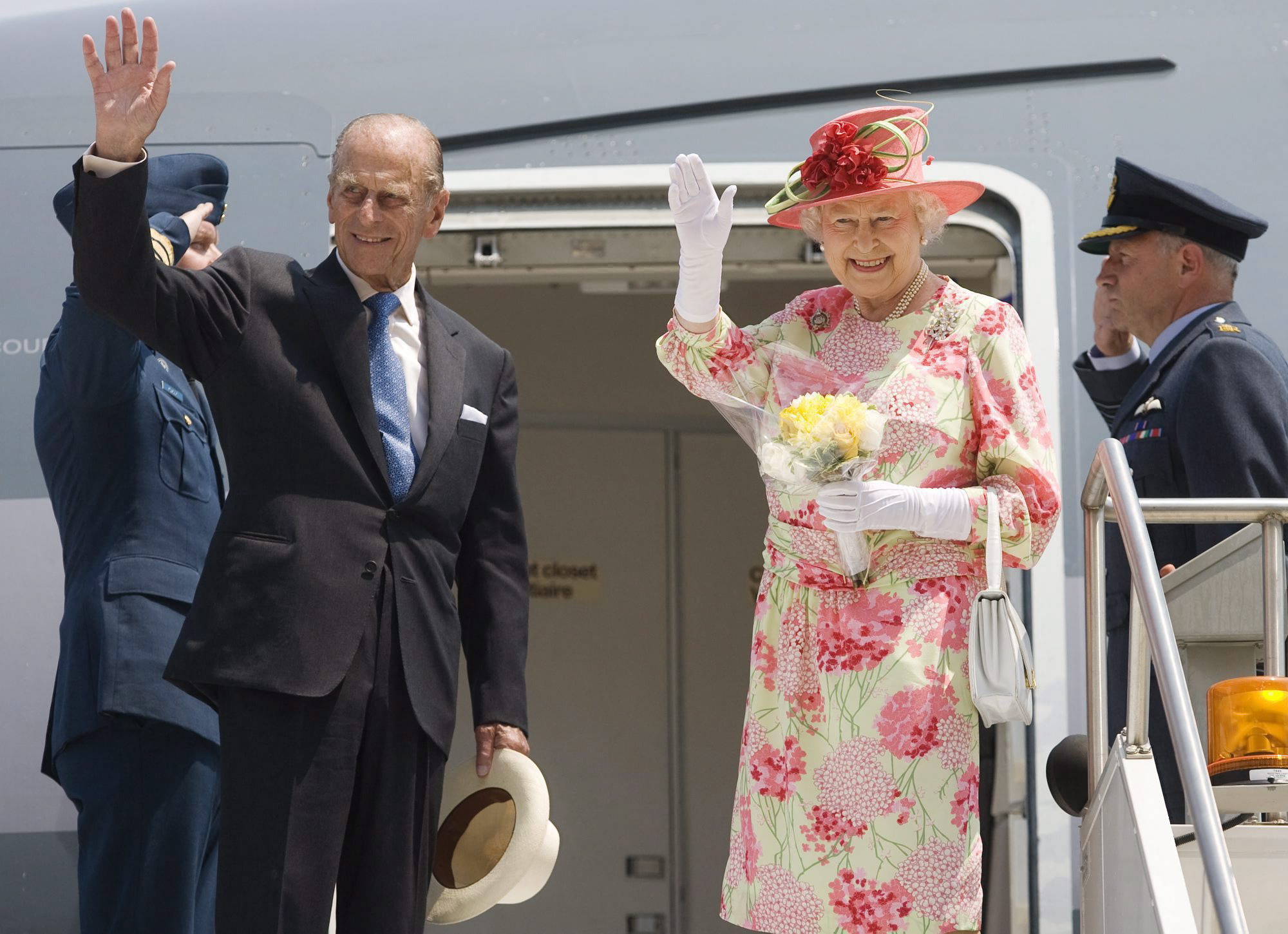 Βασίλισσα Ελισάβετ: Η σημειολογία των καπέλων και των φανταχτερών χρωμάτων στο ντύσιμό της – «Είχε αυθεντικότητα στο στυλ της» λέει ο Βασίλης Ζούλιας
