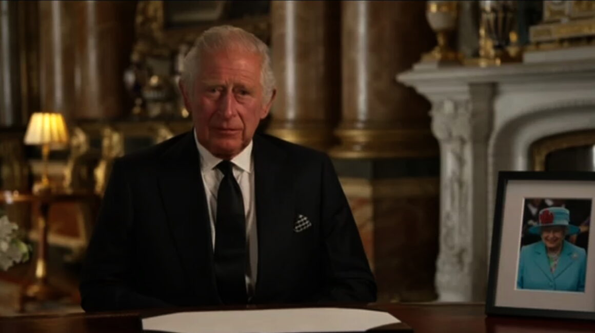 Βασιλιάς Κάρολος Γ’: Το πρώτο του διάγγελμα – «Η ζωή μου θα αλλάξει, και της οικογένειάς μου»  – Όσα ανέφερε για την Καμίλα, τον Ουίλιαμ και τον Χάρι