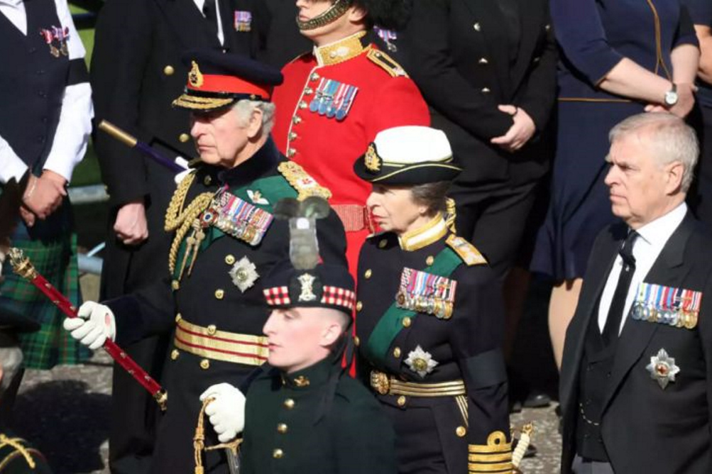Πρίγκιπας Άντριου: Γιατί ήταν ο μόνος από τα αδέλφια του που δεν φόρεσε στρατιωτική στολή στο «βασιλικό μίλι»;