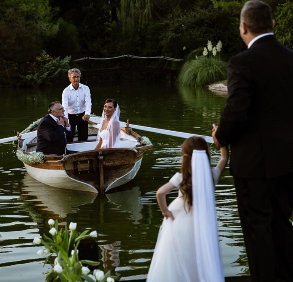 Υβόννη Μπόσνιακ: Γιορτάζει την επέτειο γάμου της με τον Αντώνη Ρέμο – Οι φωτογραφίες από την παραμυθένια τελετή